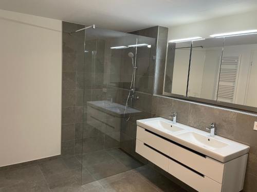 Um banheiro em Brand New Luxury 3 bedrooms, Terrace and Free Parking - noah