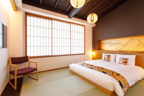 京都市にあるGion Misen Furumonzenのベッドルーム(大型ベッド1台、椅子付)