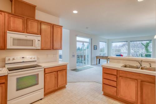 Una cocina o zona de cocina en Netarts Sundown - Meredith Lodging