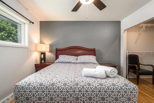 - une chambre avec un lit et un ventilateur de plafond dans l'établissement D@home Entire house near Glenmore Park, à Calgary