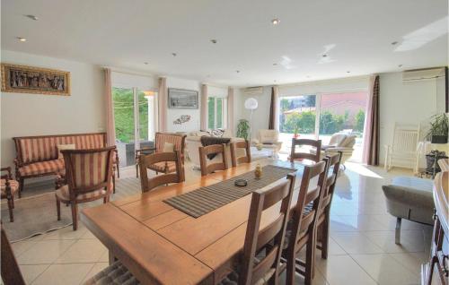 Χώρος καθιστικού στο 5 Bedroom Pet Friendly Home In Frejus