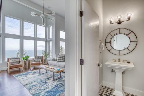 ein Badezimmer mit Waschbecken und Spiegel in der Unterkunft Neskowin South Beach Home - Meredith Lodging in Neskowin