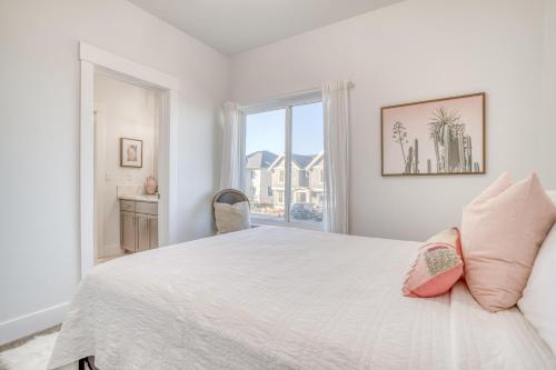 ein weißes Schlafzimmer mit einem Bett und einem Fenster in der Unterkunft Neskowin South Beach Home - Meredith Lodging in Neskowin