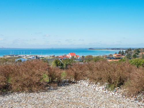 - une vue sur l'océan depuis la plage dans l'établissement 7 person holiday home in Knebel, à Skødshoved Strand