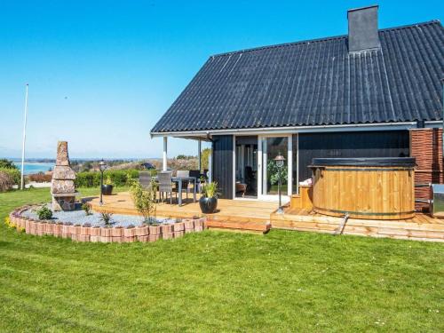 una casa con un grande grill nel cortile di 7 person holiday home in Knebel a Skødshoved Strand