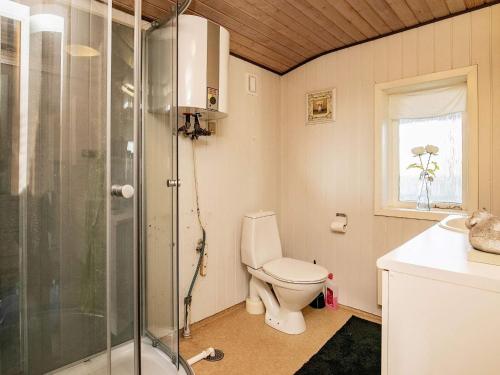 Koupelna v ubytování Three-Bedroom Holiday home in Løkken 54