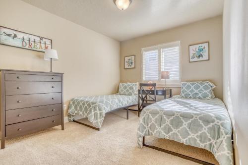 1 Schlafzimmer mit 2 Einzelbetten und einer Kommode in der Unterkunft East Bend Beauty in Bend