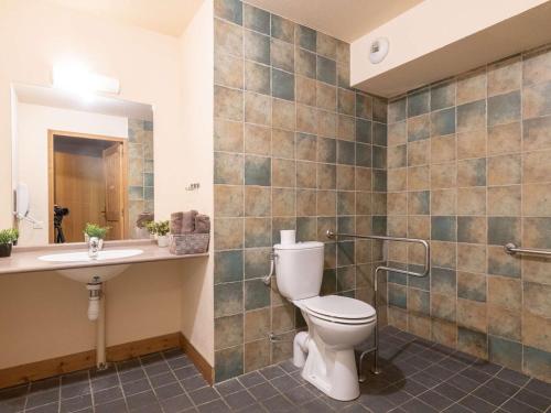 a bathroom with a toilet and a sink at Appartement Saint-Lary-Soulan, 2 pièces, 6 personnes - FR-1-296-403 in Saint-Lary-Soulan