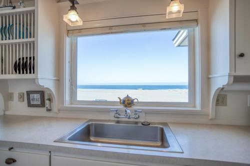 Dapur atau dapur kecil di Whales Tail Cottage - Meredith Lodging