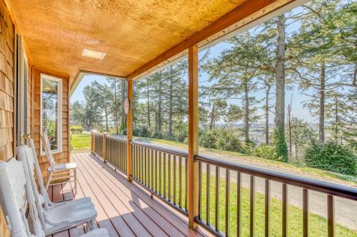 una veranda riparata con vista sui boschi di Captains Cottage a Pacific City