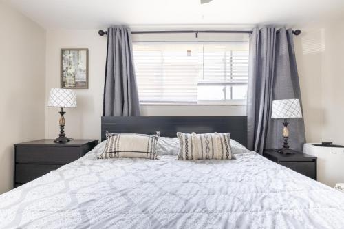 Katil atau katil-katil dalam bilik di Georgetown Villas 2-1c King and Queen Bedrooms ideal for long stays!
