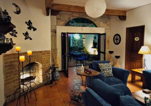 - un salon avec des canapés bleus et une cheminée dans l'établissement Villa Sueño Azul B&B, à Guanajuato