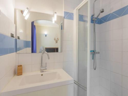 biała łazienka z umywalką i prysznicem w obiekcie Villa in Vidauban with Pool and BBQ Terrace w mieście Vidauban