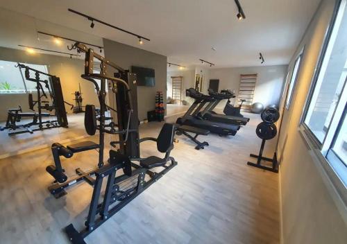 a gym with several treadmills and a row of tread machines at Studio - O seu melhor lugar no Brás 200 Mts Metrô in Sao Paulo