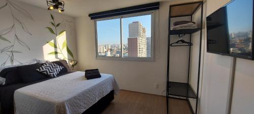 1 dormitorio con cama y ventana en Studio - O seu melhor lugar no Brás 200 Mts Metrô en São Paulo
