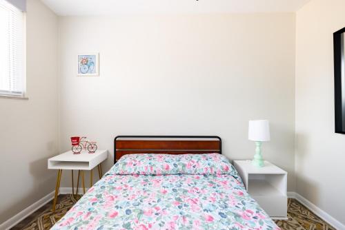 Säng eller sängar i ett rum på Georgetown Villas 3-2c Close to Cleveland Airport and Fairview Hospital ideal for long stays!