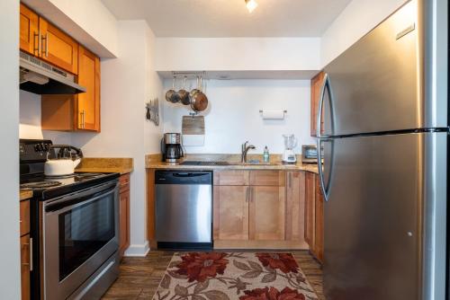 Dapur atau dapur kecil di Georgetown Villas 3-2c Close to Cleveland Airport and Fairview Hospital ideal for long stays!