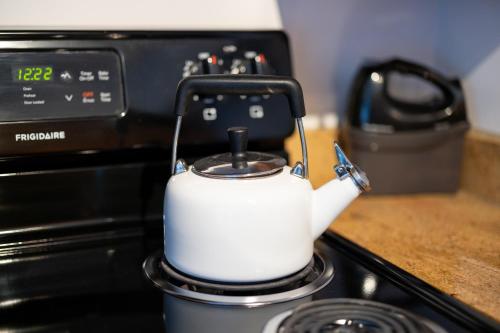 Dapur atau dapur kecil di Georgetown Villas 3-2c Close to Cleveland Airport and Fairview Hospital ideal for long stays!