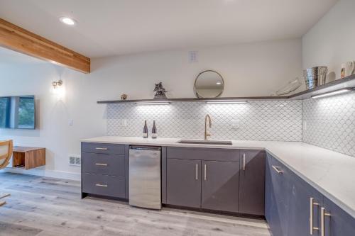 Una cocina o cocineta en Jettyview Lodge - Meredith Lodging
