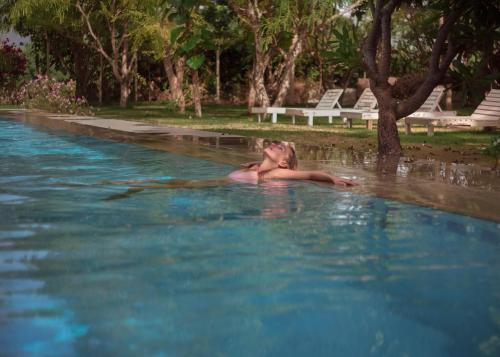 Bazén v ubytování PushkarOrganic - Lux farm resort with pool nebo v jeho okolí