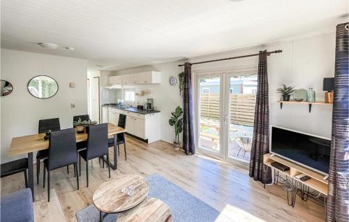 a living room with a dining table and a kitchen at Stunning Home In Heinkenszand With Wifi in Heinkensand