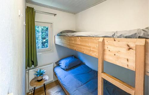 Cozy Home In Heinkenszand With Outdoor Swimming Pool emeletes ágyai egy szobában