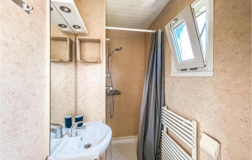 A bathroom at Cozy Home In Heinkenszand With Outdoor Swimming Pool