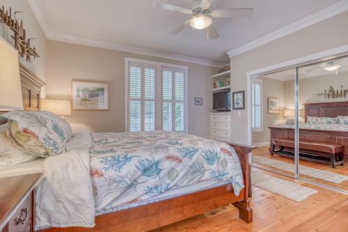 1 dormitorio con 1 cama, vestidor y escritorio en Sea Haven - Bella Beach, en Depoe Bay