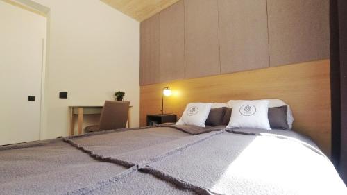 Un dormitorio con una cama, un escritorio y una mesa. en w lesie, en Skrwilno
