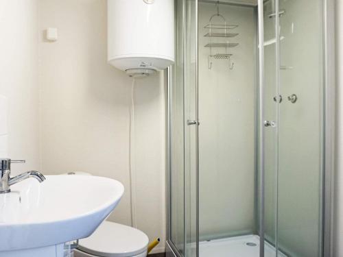 ein Bad mit einem WC, einem Waschbecken und einer Dusche in der Unterkunft Holiday home STRÖMSTAD XXVIII in Strömstad