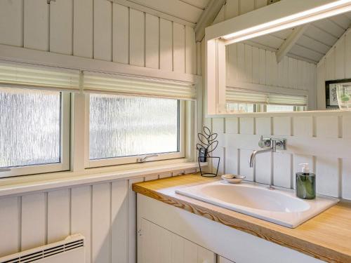 Kuchyň nebo kuchyňský kout v ubytování Holiday home Væggerløse CCXIV
