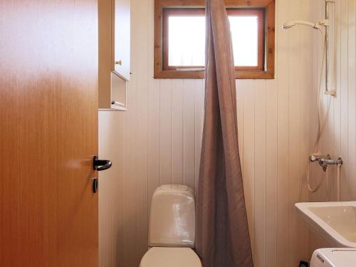 baño pequeño con aseo y ventana en Holiday home Højby XXXIII, en Højby