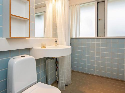 un baño con lavabo e inodoro en Panoramic Seaside Escape - By Traum Ferienwohnungen, en Aabenraa