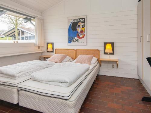 2 camas en una habitación con 2 lámparas y una ventana en Panoramic Seaside Escape - By Traum Ferienwohnungen, en Aabenraa