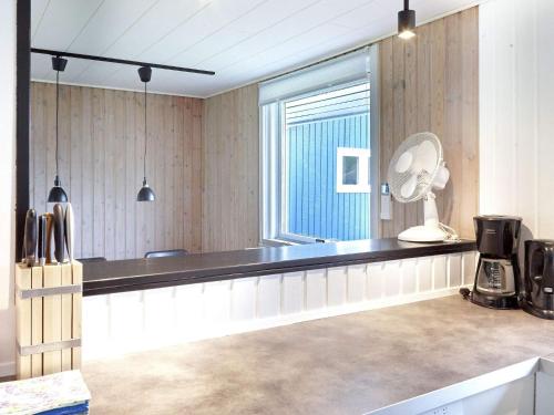 uma cozinha com um balcão com uma ventoinha e uma janela em Holiday home Holbæk XV em Holbæk
