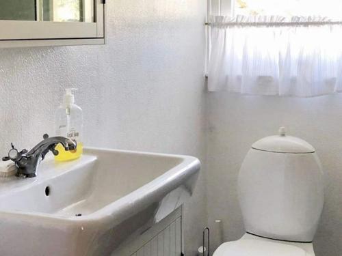Ett badrum på Holiday home HÖLLVIKEN III