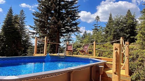 una gran piscina en una terraza de madera con en Domek w Górach- Bacówka u Dudka, en Nowy Targ