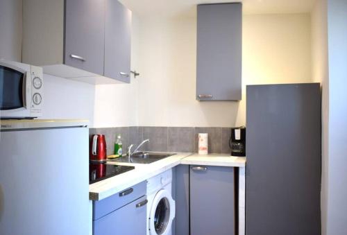 La cuisine est équipée d'un réfrigérateur, d'un lave-linge et d'un évier. dans l'établissement Studio Suquet 2, à Cannes