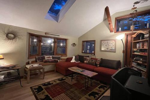 Ein Sitzbereich in der Unterkunft Thorpe On The Water. Creekside Nederland Cabin.