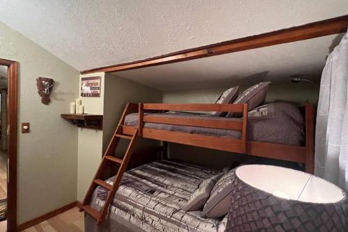 ein paar Etagenbetten in einem Zimmer in der Unterkunft Thorpe On The Water. Creekside Nederland Cabin. in Nederland