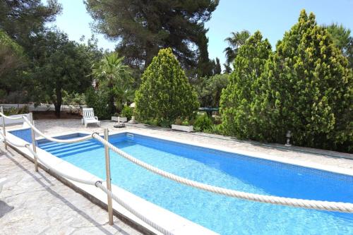 una piscina con una valla alrededor en Villa Quintinha, en Mexilhoeira Grande