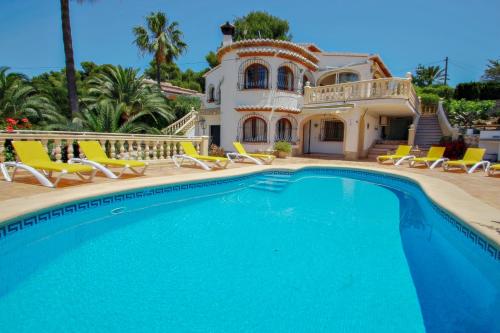 モライラにあるRondel - sea view villa with private pool in Costa Blancaのヴィラ(家の前にスイミングプール付)