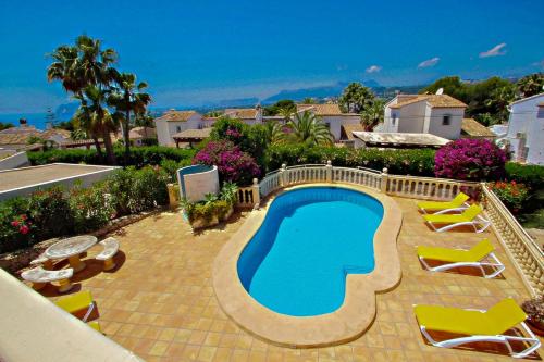 モライラにあるRondel - sea view villa with private pool in Costa Blancaの大型スイミングプール(椅子付)