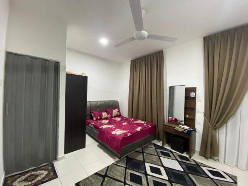 Kampong Ayer ResamにあるRosnah Homestayのベッドルーム(赤いベッド1台、鏡付)