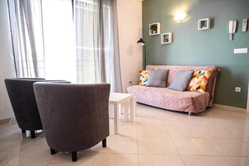 a living room with a couch and a table at Villa Alpa in Umag