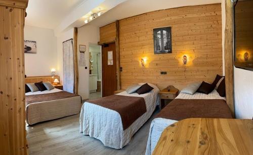 A bed or beds in a room at Hotel de Bourgogne