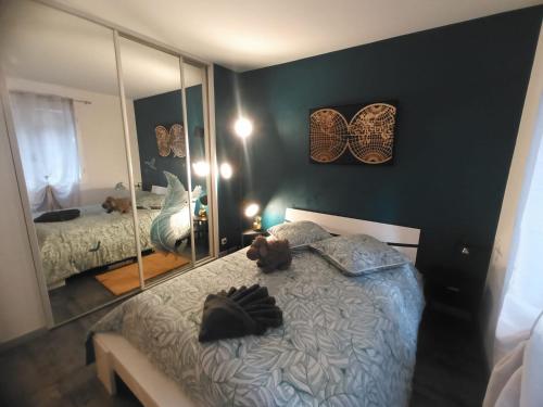 ein Schlafzimmer mit einem Bett und einem großen Spiegel in der Unterkunft Centre ville Menton 4 couchages et équipements bébé in Menton