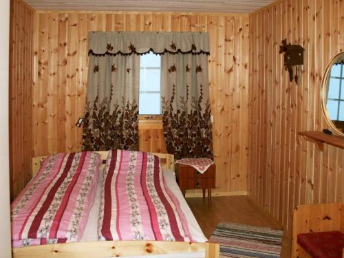AlstadにあるThree-Bedroom Holiday home in Leknes 1のベッドルーム(ベッド1台、窓付)