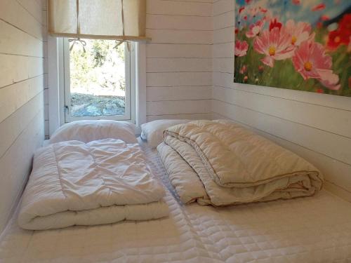 מיטה או מיטות בחדר ב-Holiday home åros