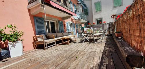 um deque de madeira com um banco numa casa em Chamonix Hyper centre . terrasse vue mont blanc . parking em Chamonix-Mont-Blanc